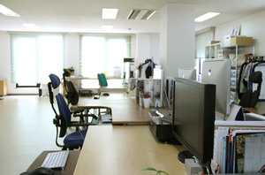 採光性の良い明るいオフィス、作業スペースも充実