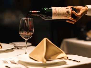 270種類以上のワインを揃える極上ステーキハウスの「ソムリエ」/月給26万円～