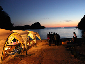 無人島を借し切ってキャンプも開催。最高の思い出が作れるように、みんなで頭を使い、協力し合いました。