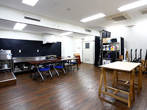 社内には2箇所のスタジオを完備(1箇所はキッチン付き)撮影小物も常備しています。