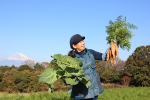 静岡函南農場にて野菜と代表の由井寅子