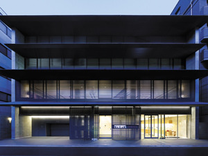 京都本社/安藤忠雄建築研究所が設計し、2009年に竣工した京都本社ビル(地上4階・地下1階)
